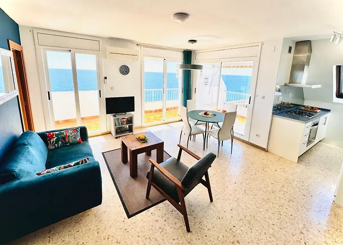 Charming Sea Front 3 Bedroom Apartment - Incredible Views!