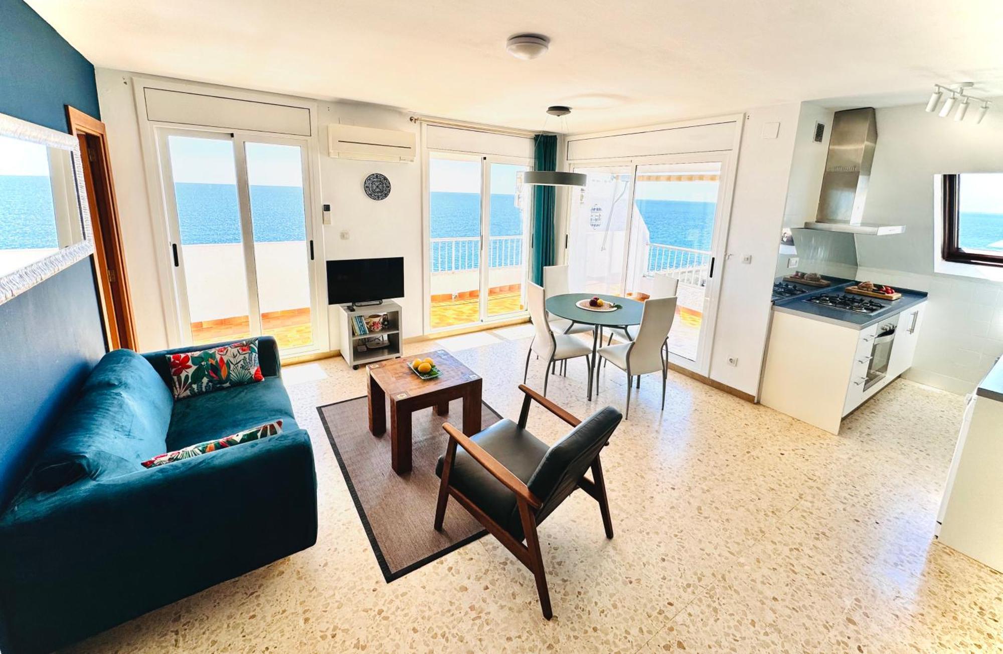 Charming Sea Front 3 Bedroom - Incredible Views! Apartment *