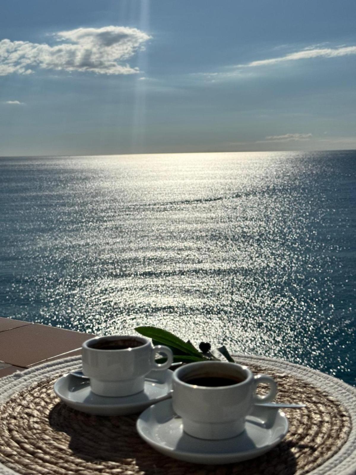 Charming Sea Front 3 Bedroom - Incredible Views! Apartment *
